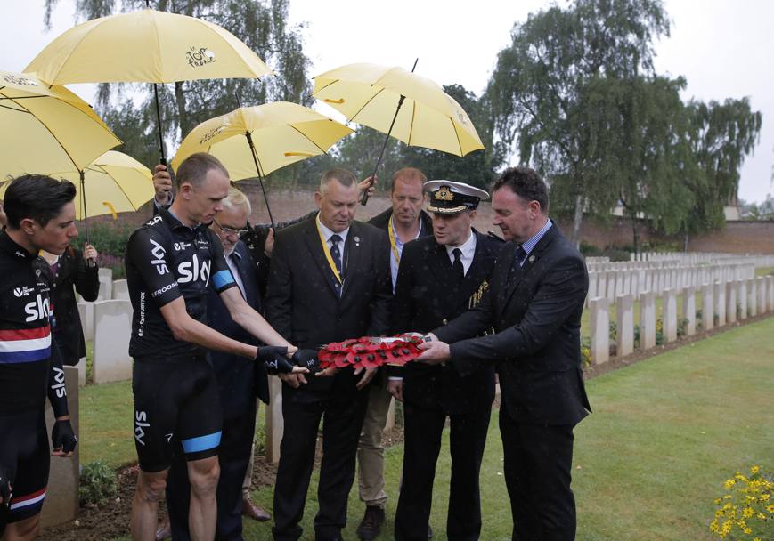 Prima della partenza, il Tour ha reso omaggio ai caduti della prima guerra mondiale. Ap